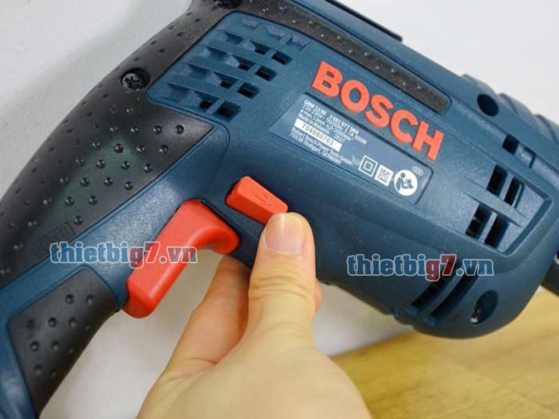 cong-tac-dao-chieu-may-khoan-Bosch-GBM-13-Re